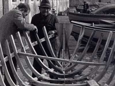 �Fino agli anni 80 l� c�erano anche sei professionisti in grado di costruire un gozzo � ci rivela Francesco, anche lui un tempo maestro d�ascia -, oggi per� a Bari non lo fa pi� nessuno�